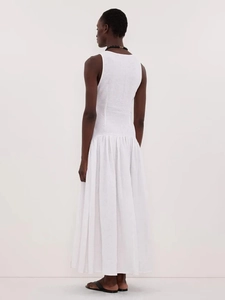 Détail de la robe longue en coton blanc sans manches avec plis au dos et texture du tissu