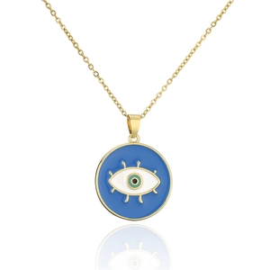 Dettaglio del ciondolo occhio greco in smalto blu su catena dorata su sfondo bianco puro
