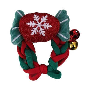 Détail du chouchou de Noël avec patch rouge pailleté, broderie flocon de neige et grelots