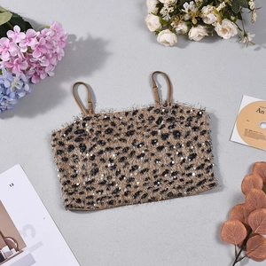 Détail d'un crop top à paillettes léopard avec fines bretelles réglables et sequins