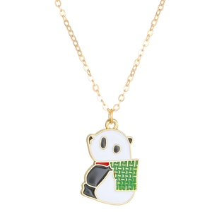 Makroaufnahme des Panda-Anhängers mit Emaille und Goldkette Schmuckdetails