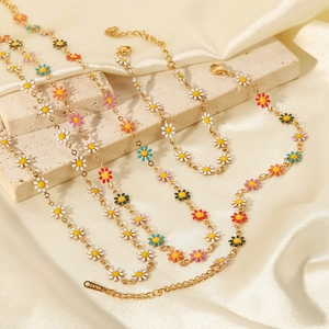 Collar de acero inoxidable de 18K con colgantes de margaritas en esmalte de colores