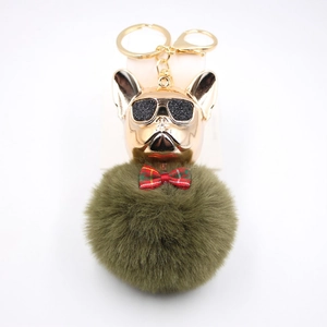Dettaglio portachiavi Bulldog Francese con testa in metallo e pompon verde oliva