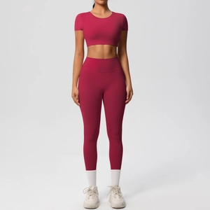 Détail du legging de yoga taille haute rouge rose et de l'ensemble fitness court