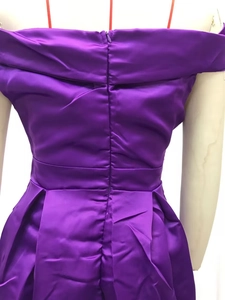 Detailansicht eines lila Satin-Kleides mit verdecktem Reißverschluss hinten
