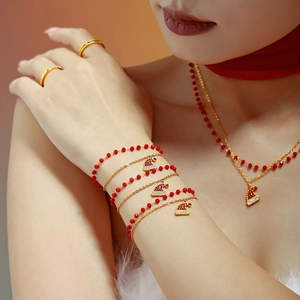 Set collana e bracciale a doppio strato con ciondoli cappello di Babbo Natale e perle rosse