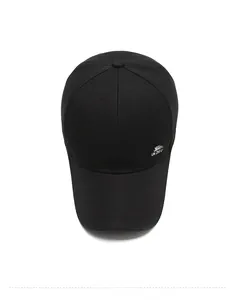 Vue de dessus d'une casquette de baseball noire en coton avec broderie de sport blanche