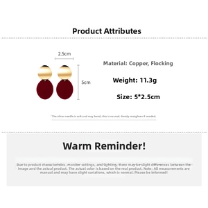 Détails des boucles d'oreilles en velours rouge et métal doré avec dimensions et poids