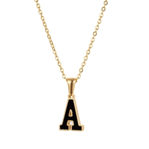 Collar minimalista de acero dorado con un colgante negro con la letra inicial A