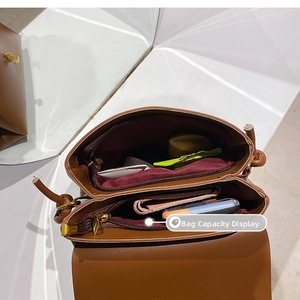 Vue intérieure du sac à bandoulière marron montrant deux compartiments et le rangement