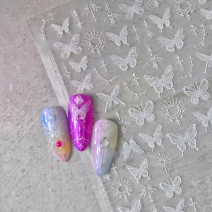 Autocollants d'ongles papillon blanc avec motifs de lune sur manucure couleur pastel