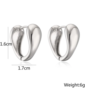 Vista dettagliata degli orecchini geometrici argento con misura 1.6cm e peso 6g