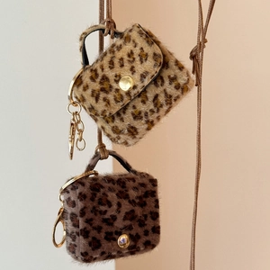 Chic faux fur leopard print bag pendant necklace with polished gold-tone hardware