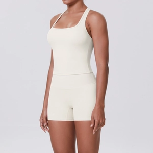 Détail de l'ensemble de yoga blanc cassé avec short taille haute et gilet à col en U