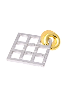 Détail du puzzle métallique Duet montrant la grille argentée et l'anneau doré jouet