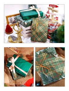 Close-up van groen luxe kerstcadeaupapier met rendierpatronen en metallic afwerking.