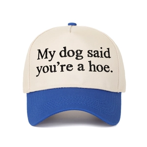 Détail de la casquette bicolore crème et bleue avec broderie humoristique en noir