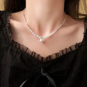 Detail einer Perlen-Choker-Kette mit Silberperlen am Model mit elegantem Glanz