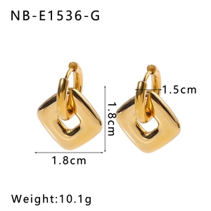 Spécifications de taille pour boucles d'oreilles créoles carrées dorées avec détails de poids