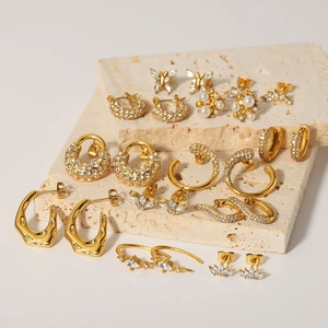Boucles d'oreilles dorées en plaqué or 18K avec perles et zircons sur des pierres
