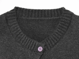 Detailansicht des dunkelgrauen Strick-Cardigans mit V-Ausschnitt, Rippkragen und lila Knopf
