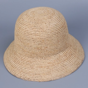 Gros plan détaillé montrant la texture fine en raphia tissé de l'élégant chapeau