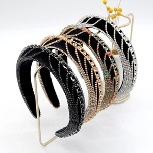 Set dettagliato di quattro cerchietti barocchi larghi con strass scintillanti