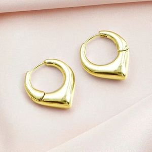 Boucles d'oreilles dorées en V avec finition polie sur fond de soie élégant