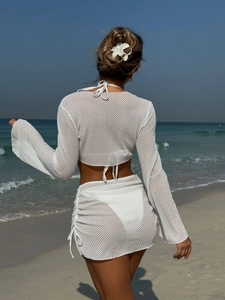 Completo mare 2 pezzi in maglia bianca con top a maniche lunghe e minigonna con coulisse