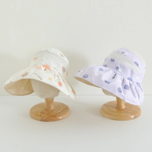 Détail du chapeau de soleil enfant à bord large avec mesh et motifs d'oursons