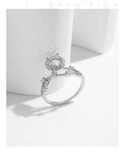 Detailopname van een S925 zilveren moissanite ring met luxe kroonband ontwerp in macro