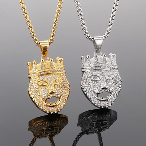 Löwenkopf-Anhänger mit Krone in Gold und Silber, voll besetzt mit glänzenden Strasssteinen