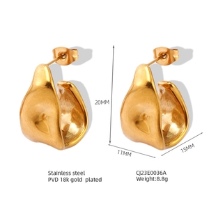 Detailed technical diagram of 18K gold-plated irregular U-shaped earrings with dimensions