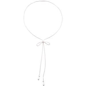 Collier nœud argenté minimaliste avec longs pendentifs à glands sur fond blanc