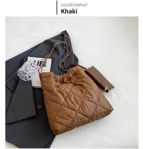 Dettaglio borsa tote trapuntata kaki in nylon con catena dorata e pochette abbinata