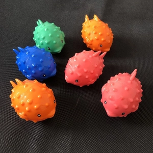 Set mit sechs bunten Kugelfisch-Quetschspielzeugen für frühkindliche Bildung