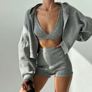 Details des grauen Rippstrick-Stoffs vom 3-teiligen Kapuzenpullover-Set für Damen