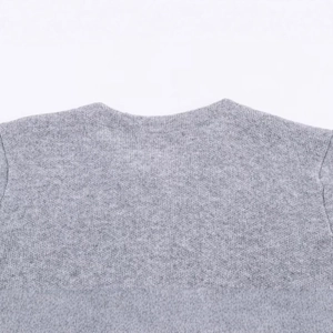 Veste en tricot gris classique avec texture côtelée fine et col rond au style minimaliste