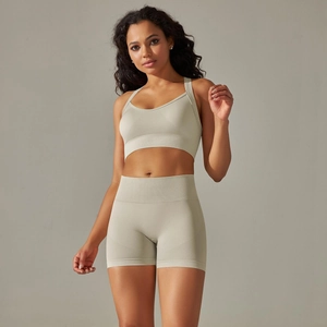 Détail d'un ensemble de yoga côtelé sans couture avec brassière et short taille haute