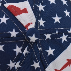 Détails macro d'une casquette bleue avec étoiles du drapeau américain et coutures blanches
