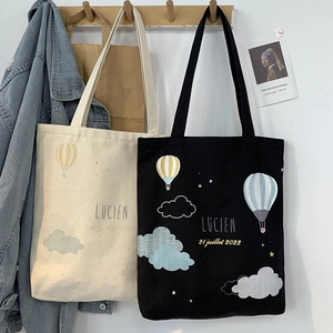 Sac fourre-tout en toile avec imprimé montgolfière en crème et noir sur un crochet