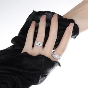 S925 Sterling Silber Ring mit quadratischem Diamant und strukturierter Oberfläche