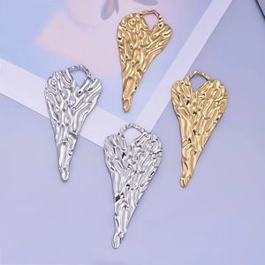 Vue détaillée de pendentifs cœur en acier inoxydable 304 à texture froissée