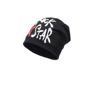 Lichte zwarte beanie met Rock Star print en rode ster voor in de zomer tijdens het slapen