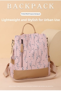 Vue détaillée du sac à dos en nylon à fleurs roses avec garniture en cuir marron