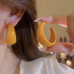 Boucles d'oreilles créoles en C en acrylique jaune minimalistes avec finition brillante