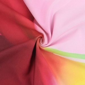 Dettaglio macro del tessuto a fiori colorati che mostra morbidezza e drappeggio
