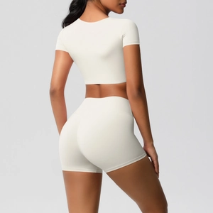 Rückansicht des cremefarbenen Yoga-Sets mit kurzem Oberteil und hochtaillierten Shorts