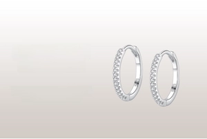 Makroaufnahme von S925 Sterling Silber Ohrringen mit Mikrodiamanten und Stempelmarke
