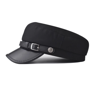 Berretto da marinaio nero vintage con visiera in pelle e fibbia con ancora